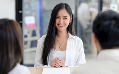 Đầu năm xin việc, nhà tuyển dụng hỏi: "Cái gì trên cơ thể cứng nhưng đảo ngược và nằm thì mềm?”, kết quả bất ngờ