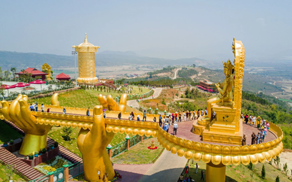 Đằng sau khu du lịch sở hữu Đại bảo tháp Kinh luân dát vàng lớn nhất thế giới, chứa hơn một tỷ câu chú đặt tại Lâm Đồng