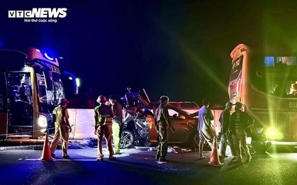 Ô tô con bẹp dúm sau va chạm với 2 xe khách trên cao tốc Phan Thiết - Dầu Giây