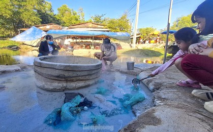 Độc lạ con suối ở Bình Định, nước sôi sùng sục luộc chín trứng