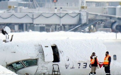 Tìm thấy hộp đen máy bay bị lật ngửa tại Canada