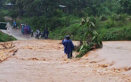Ngày mai Bắc Bộ chuyển rét đậm, Trung Bộ đề phòng lũ quét và sạt lở