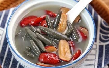 "Lá dại" ven đường hóa "thần dược" làm đẹp: Nấu món ăn dưỡng tóc đen mượt, da trắng hồng cực đơn giản