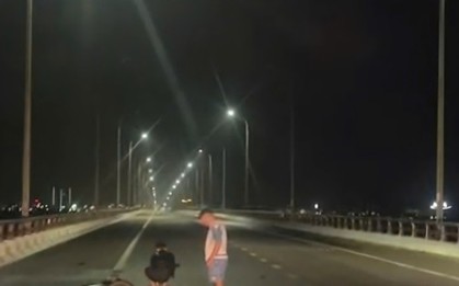 Giúp người gặp nạn trên đường, người phụ nữ bị xe máy tông tử vong