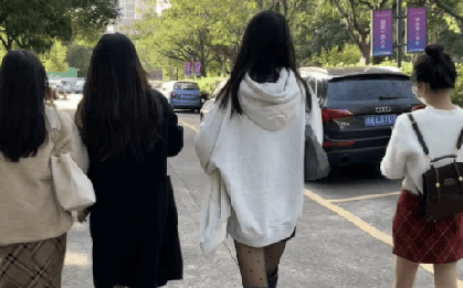 Bức ảnh chụp bóng lưng của 4 nữ sinh hot rần rần, netizen xem xong cảm thán: "Đoán được phần nào tương lai của họ rồi"