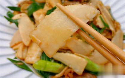 Cô gái nôn ra máu, ngất xỉu chỉ vì ăn quá nhiều loại rau “đặc sản mùa xuân"