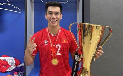 Mê cái cách Tiến Linh sống đẹp: Vô địch AFF Cup, giành QBV đều trích luôn tiền làm từ thiện, không cần “check VAR” vì quá uy tín