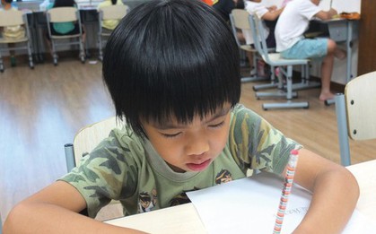 Học sinh tiểu học làm phép tính "11 - 4 = 7" bị gạch đỏ, mẹ đi chất vấn giáo viên thì nhận về một câu chí mạng