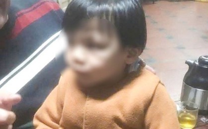 Bé trai bị mẹ bỏ rơi trong đêm kèm lá thư nhờ "cứu cháu bé"