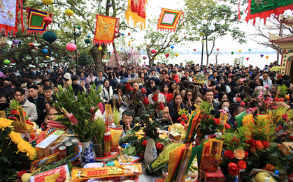 Hà Nội: Người dân "chen chân" đến Phủ Tây Hồ trong ngày làm việc đầu tiên của năm mới