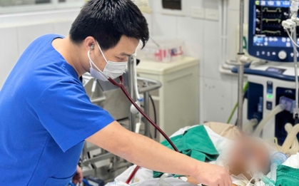 Nhiễm cúm A trong 3 tuần không khỏi, phổi người đàn ông trắng xóa, phải thở máy