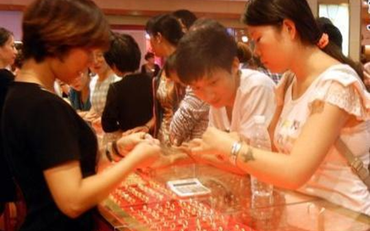 Người phụ nữ mua dây chuyền vàng 24 triệu, gặp "biến" sau 2 ngày đeo, phía cửa hàng đáp: "Không hoàn tiền"