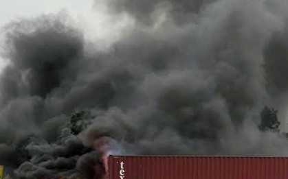 Xe container bốc cháy ngùn ngụt khi đang đi trên đường ở Bắc Ninh