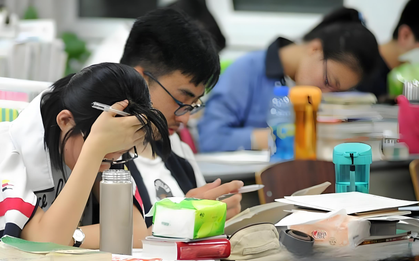 Không phải tự nhiên nhiều phụ huynh phải xin giáo viên xếp con mình ngồi cạnh các bạn học giỏi? Bởi có tới 3 ảnh hưởng như sau!
