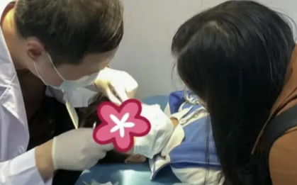 Bé trai 4 tuổi vô tình để keo 502 vào mắt, cô chị khéo léo xử lý trong 60 giây
