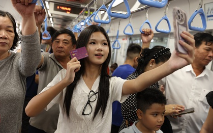 Giới trẻ “xé túi mù”, nhận quà hot trend tại metro cùng NAPAS
