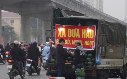 Nhan nhản sạp hàng tự phát ngang nhiên lấn chiếm lòng đường: Cơ quan chức năng ở đâu?