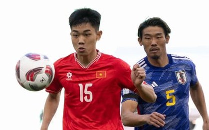 Tuyển thủ U22 Việt Nam thoát chấn thương nguy hiểm