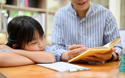 Thử giải bài Toán tiểu học của con, ông bố "điếng người" khi vợ phán "đáp án sai bét": Dân mạng vào cuộc cũng không ra nổi đáp án