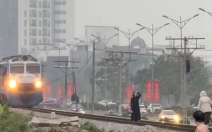 2 cô gái vô tư tạo dáng, cười đùa ngay trước mũi tàu mặc cảnh báo nguy hiểm, hành động sau đó của người lái tàu lại càng bất ngờ