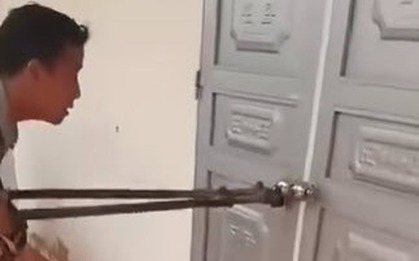 Một học sinh lớp 2 bị bỏ quên trong lớp, cô giáo chủ nhiệm khóa cửa đi về