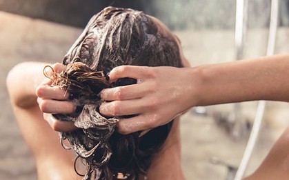 Mua dầu gội nhớ tránh 4 thành phần này vì sẽ gây rối loạn nội tiết, tóc cực kỳ khô và dễ rụng