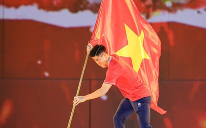 Duy Mạnh tái hiện màn cắm lá cờ Việt Nam trên tuyết trắng Thường Châu