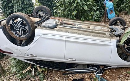 Ô tô va trụ tiêu rồi lật nhào khi bị truy đuổi, một người trọng thương