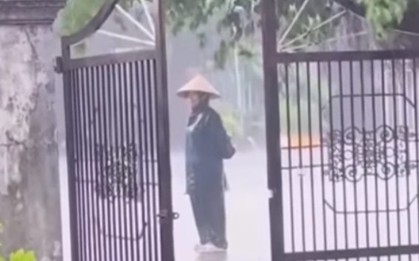 Bức ảnh người phụ nữ đội mưa đứng trước cổng nhà khiến netizen nhòe nước mắt