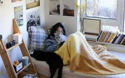 Bức ảnh chụp bé gái trong phòng ngủ 4m², nhỏ như "hộp diêm" nhưng có bí mật đáng xem