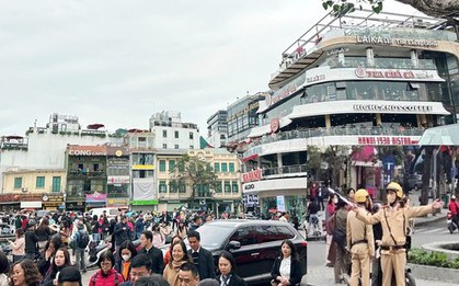 Hàng nghìn người đổ về tòa nhà Hàm cá mập check-in, CSGT phải cắm "chốt" đảm bảo giao thông