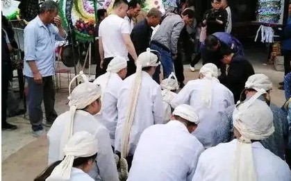 Tổ chức xong tang lễ cho mẹ, người đàn ông nhận được cuộc gọi của bác sĩ: Vào viện gấp, bà đang trong này
