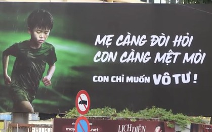 Từ tấm biển quảng cáo khiến mẹ bỉm "sục sôi": Cái gì cũng đổ tại mẹ, thế nào mới gọi là "để con vô tư"?