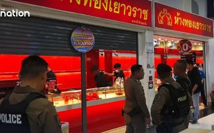 Giữa lúc giá vàng đang liên tục phá đỉnh, tên trộm lẻn vào tiệm vàng nhưng bị mắc kẹt cả đêm, sáng hôm sau cảnh sát ập vào tóm gọn
