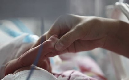 Sinh đôi bằng phương pháp thụ tinh nhưng một bé không cùng huyết thống với cha