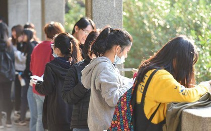 Bà mẹ U40 gây bão khi phán: "Học thêm đang 'hủy hoại' con trẻ, thay vì ép đạt điểm tuyệt đối thì hãy giúp chúng lật 3 lá bài này"