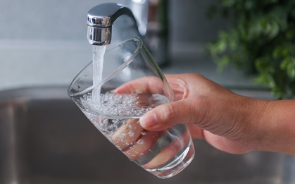 Người đàn ông đột tử vì 1 kiểu uống nước mà bác sĩ cảnh báo nguy hiểm chết người