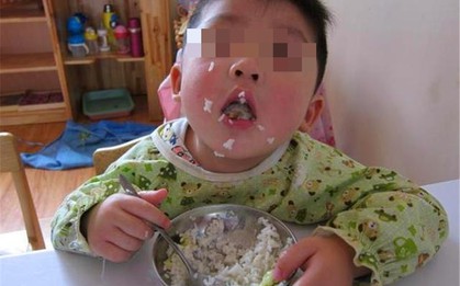 Bé trai mầm non đi học về ăn như bị bỏ đói, mẹ kiểm tra camera lớp học, ngỡ ngàng khi biết sự thật