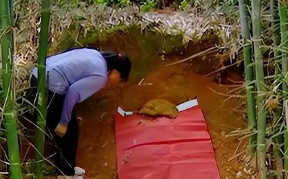 Ra mộ thăm chồng sau 2 ngày chôn, vợ bất ngờ nghe thấy tiếng kêu cứu: Cho tôi ra ngoài!