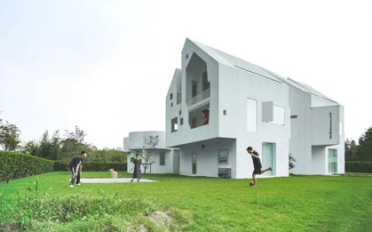 Cặp vợ chồng bỏ 7 tỷ đồng xây biệt thự trắng 1.000m2 trên đảo tặng bố mẹ dưỡng già: Thiết kế 77 ô cửa sổ tạo nét độc đáo hiếm có