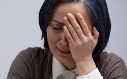Mẹ vợ đến nhà con rể sống, lỡ tay làm vỡ chiếc bình hoa liền bị con mắng một câu uất hận đến mức ôm túi vàng bỏ đi