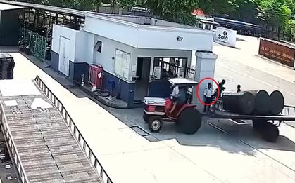 CLIP: Xe chở vải lao qua cổng công ty đè chết bảo vệ