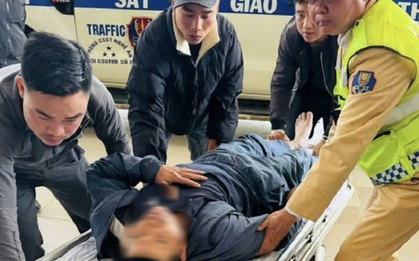 Người phụ nữ cầu cứu CSGT khi phát hiện chồng đột quỵ trên xe ô tô