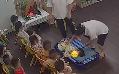 Soi camera thấy con gái nằm bất động trong khi các bạn đang học bài, mẹ bỉm tức tốc nhắn tin cho cô giáo