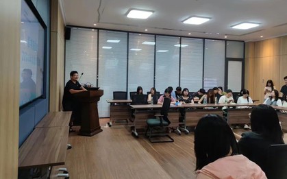 Học sinh lớp 12 hỏi ChatGPT: Học ngành Kinh tế có ổn không? - Một câu trả lời sốc được đưa ra!