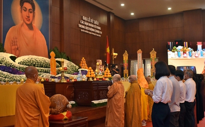 Từ lễ cầu siêu đến những khoảnh khắc cả cộng đồng cùng hướng về người đã khuất