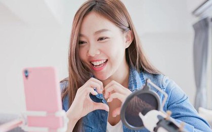 Cô gái tiêu 7 tỷ đồng khi xem livestream, mẹ sốc nhập viện