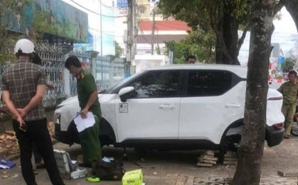 Xe ô tô đậu trên vỉa hè bị trộm mất 4 bánh