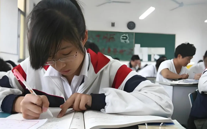 Cô bé 15 tuổi bỏ học suốt một năm rưỡi, ngày đi khám tâm lý, trước mặt bác sĩ, em nói ra 6 từ làm bố mẹ run rẩy