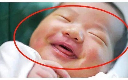 Mỉm cười với mẹ khi vừa chào đời, em bé bị bác sĩ đánh vào chân: Bà ngoại biết chuyện liền rối rít cảm ơn